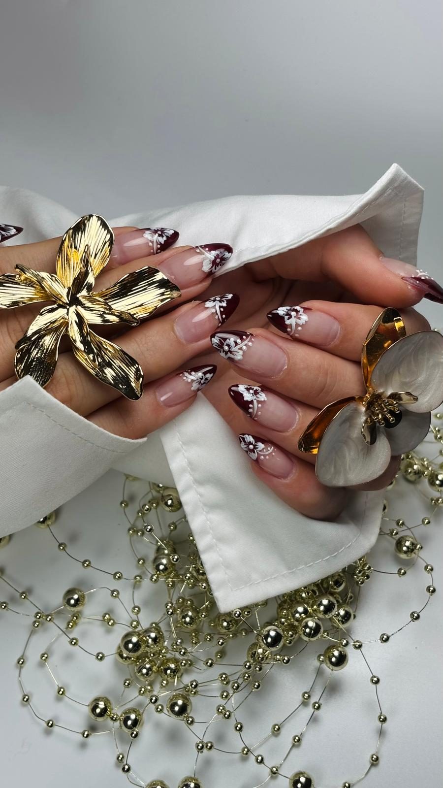 Nagelmodellage: Bordeaux French mit weißen Blüten