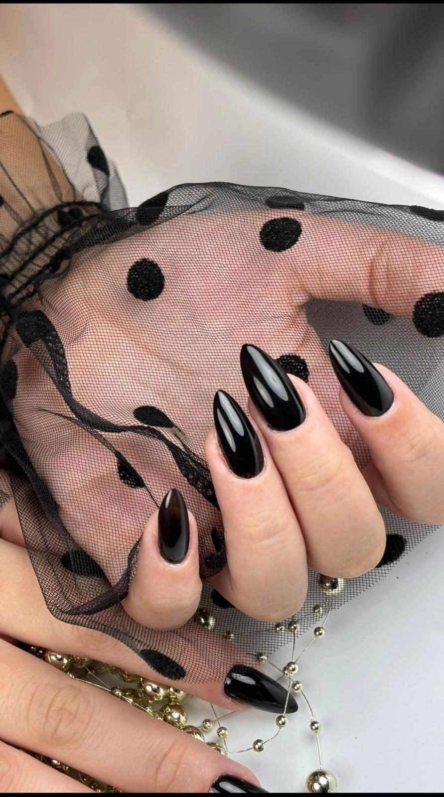 Nagelmodellage: glänzend schwarze Mandelnägel