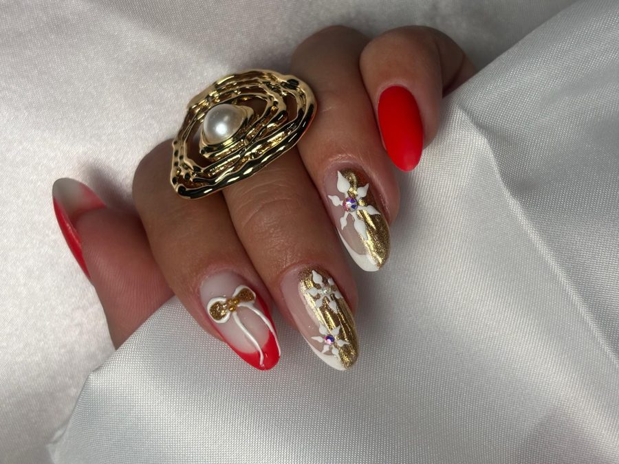 Nagelmodellage: Weihnachtsdesign in Rot und Gold